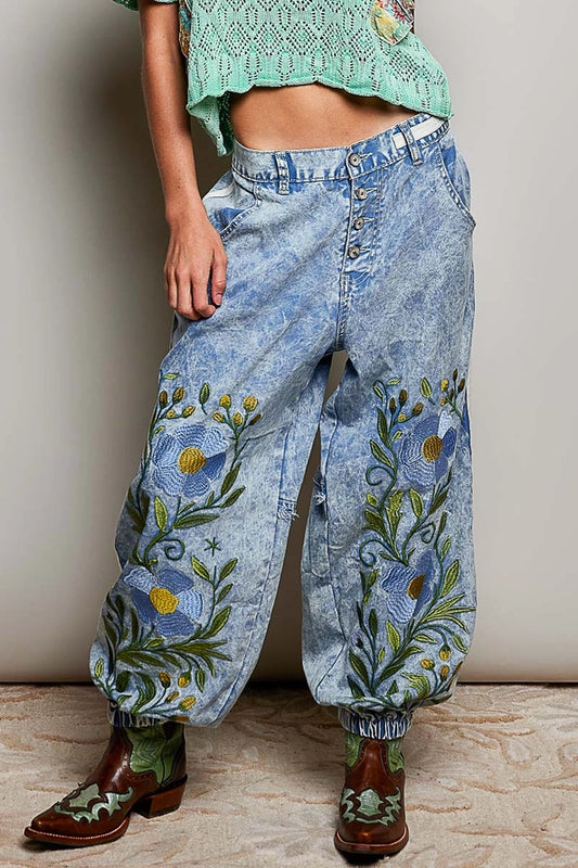 FLORAL EMBROIDERED TWILL JOGGER PANTS - BLUE