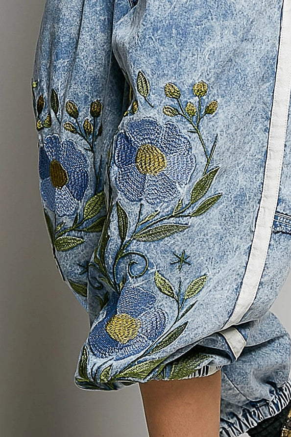 FLORAL EMBROIDERED TWILL JOGGER PANTS - BLUE