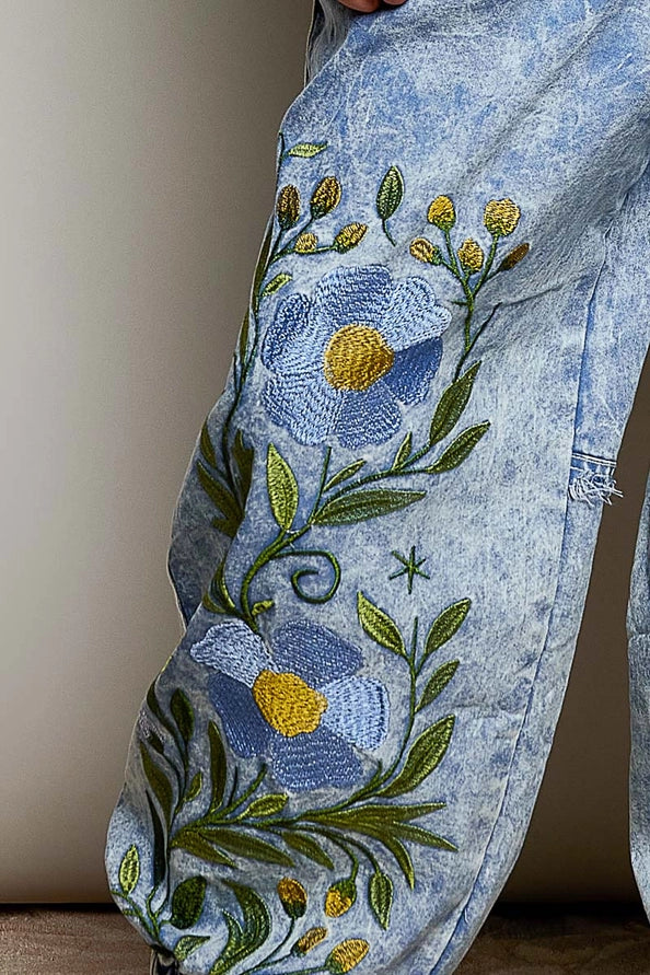 FLORAL EMBROIDERED TWILL JOGGER PANTS - BLUE