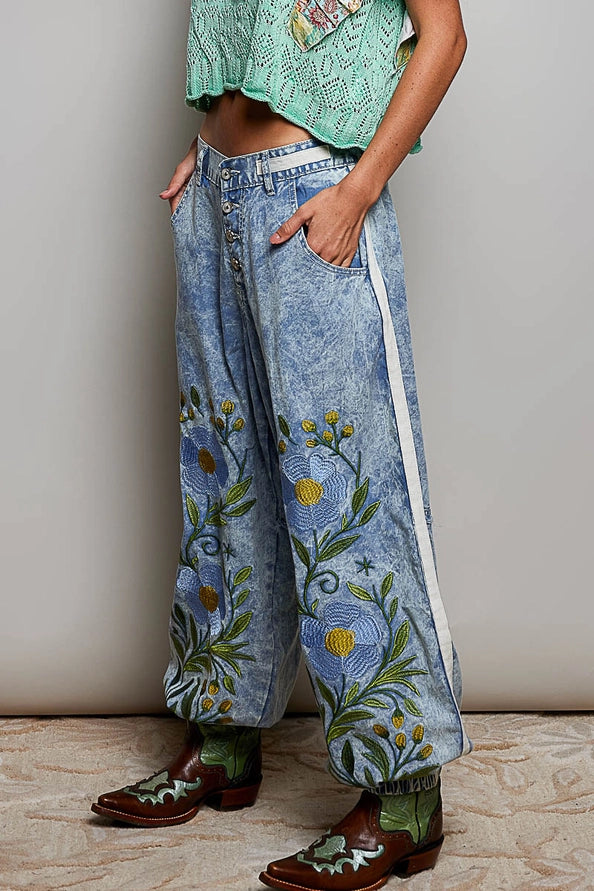 FLORAL EMBROIDERED TWILL JOGGER PANTS - BLUE