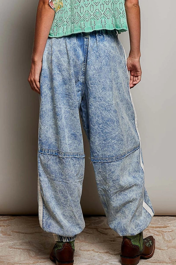 FLORAL EMBROIDERED TWILL JOGGER PANTS - BLUE