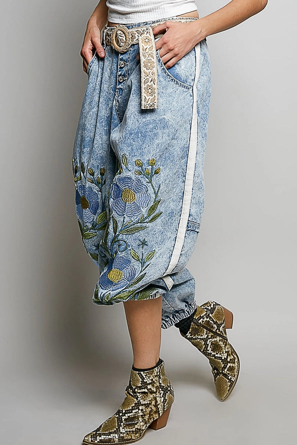FLORAL EMBROIDERED TWILL JOGGER PANTS - BLUE