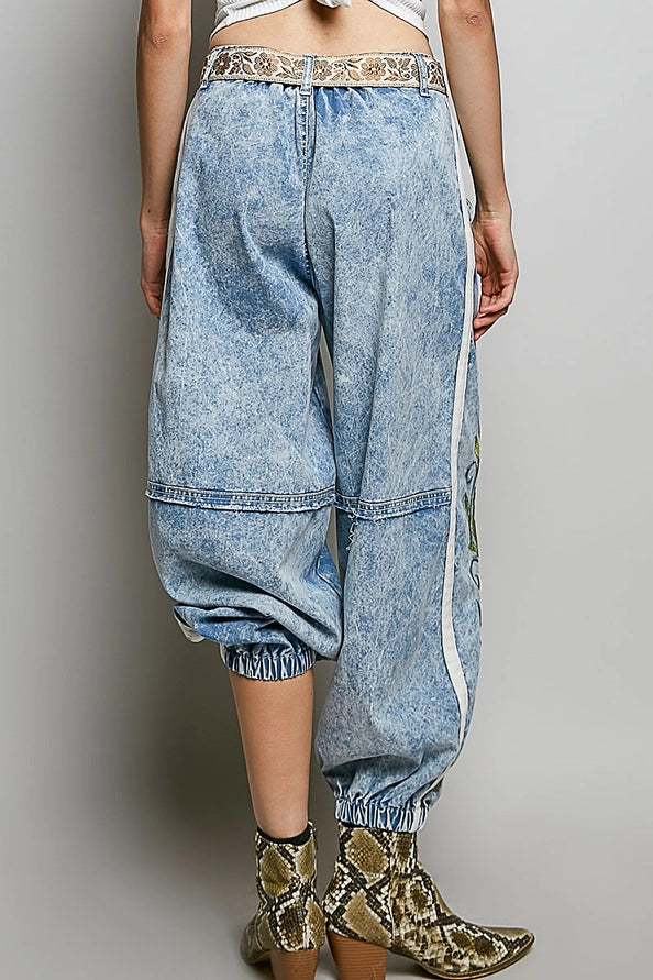 FLORAL EMBROIDERED TWILL JOGGER PANTS - BLUE